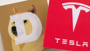 Dogecoin-Logo neben Tesla-Logo
