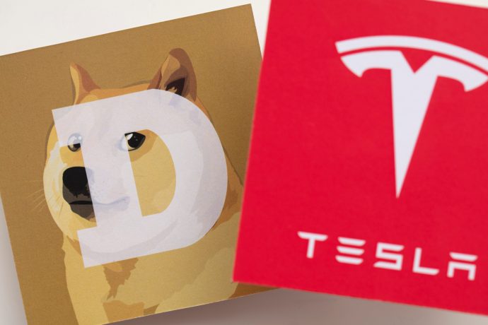 Dogecoin-Logo neben Tesla-Logo