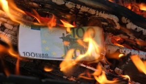 100-Euro brennen im Kamin