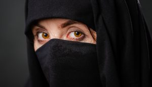 Frau mit Kopftuch