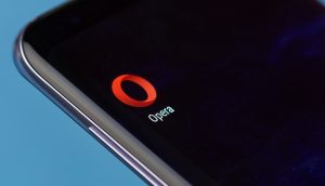 Opera-Logo auf einem Smartphone