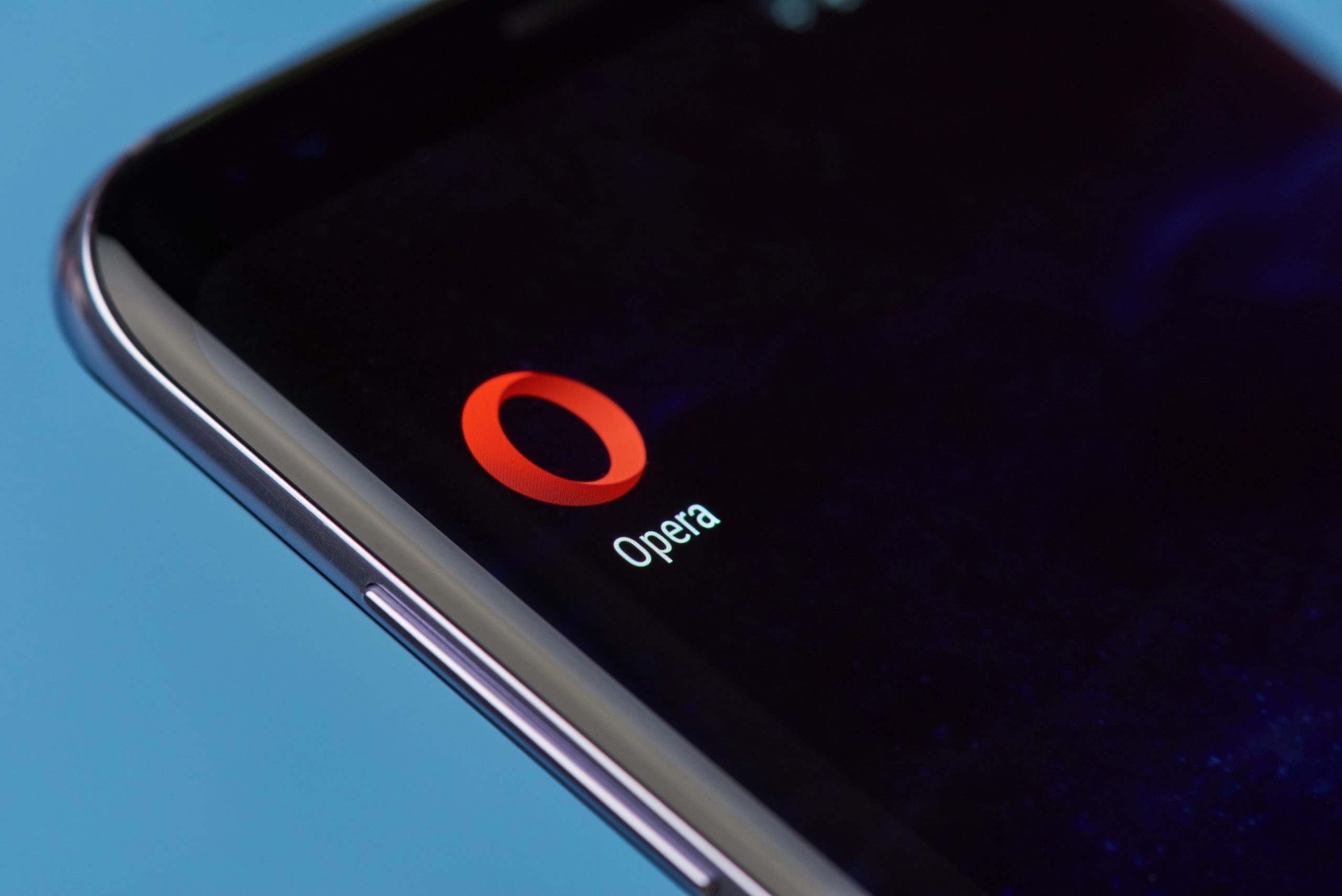 Opera-Logo auf einem Smartphone