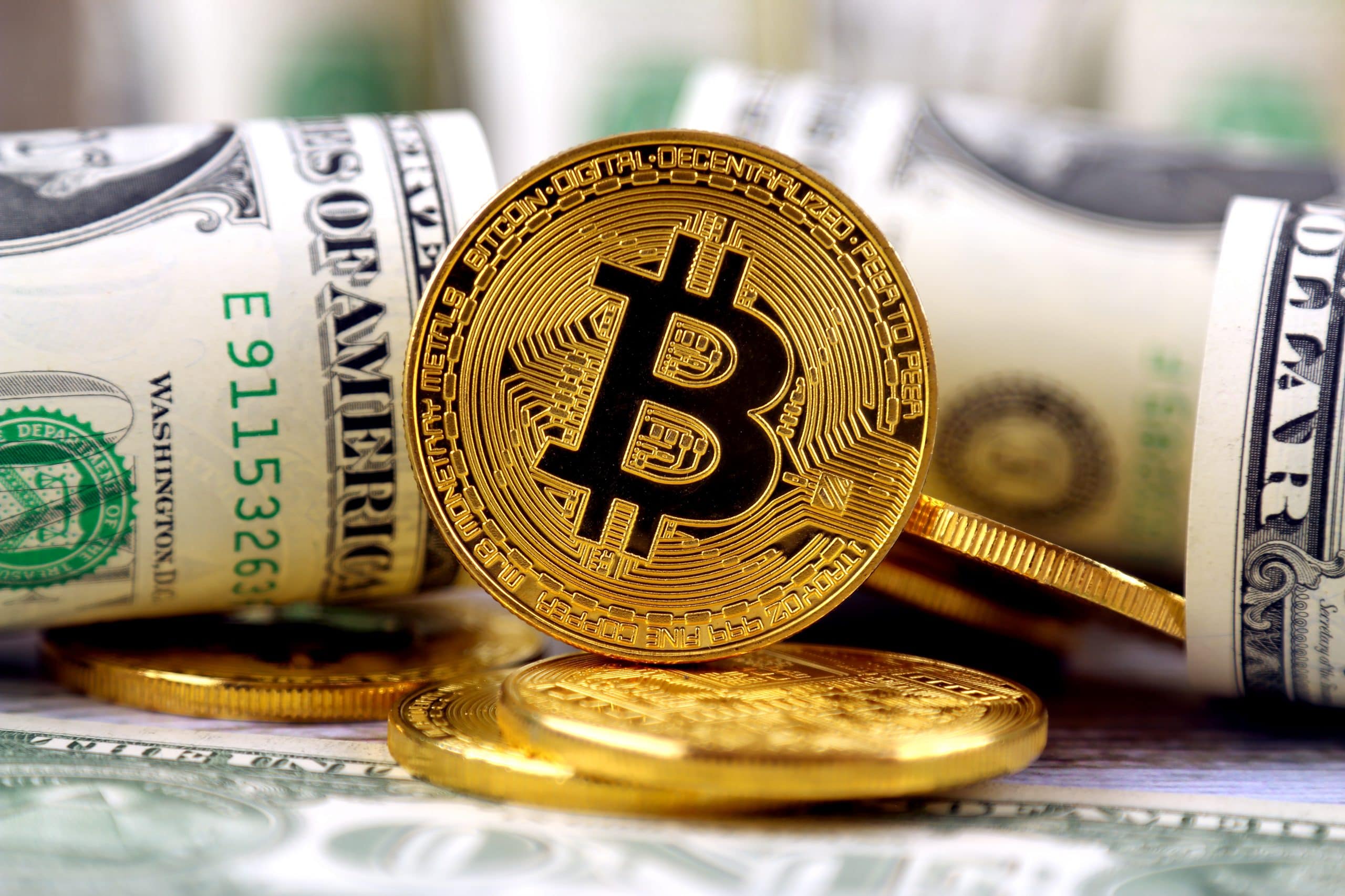 Bitcoin nebst US-Dollarnoten