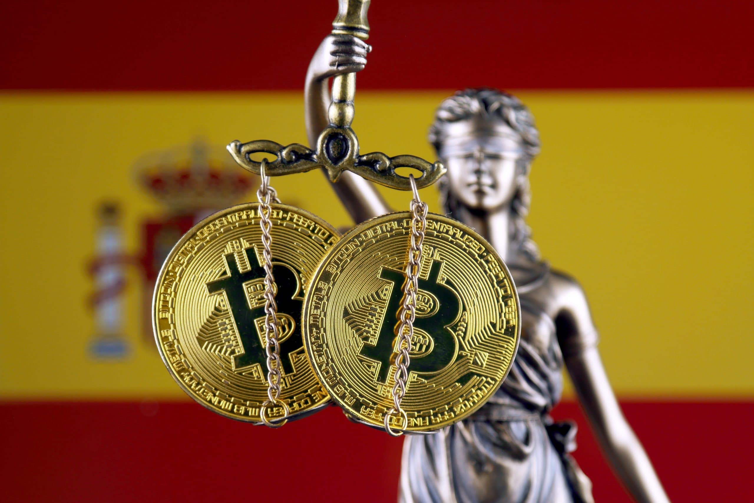 Spanien mit Justitia, die Bitcoin als Waage hält.