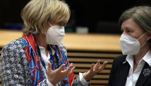 EU-Finanzkommissarin Mairead McGuinness will E-Euro