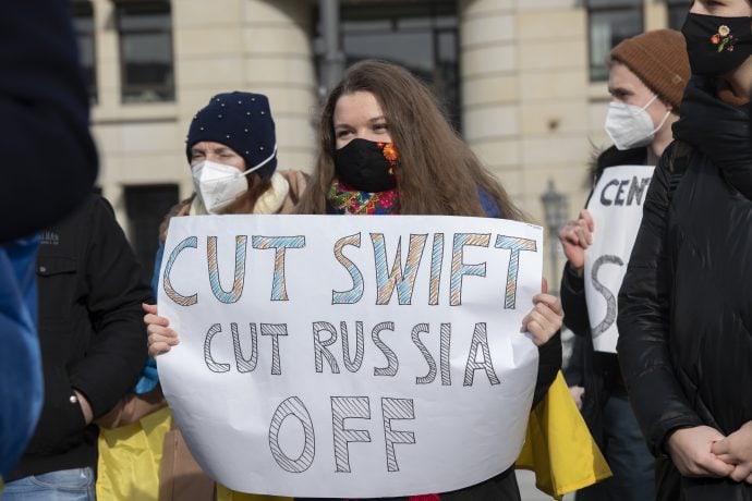 Was passiert wenn Russland aus SWIFT verbannt wird?