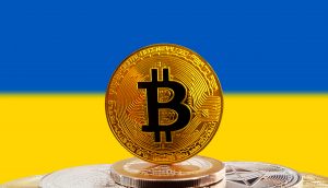 Bitcoin vor ukrainischer Flagge