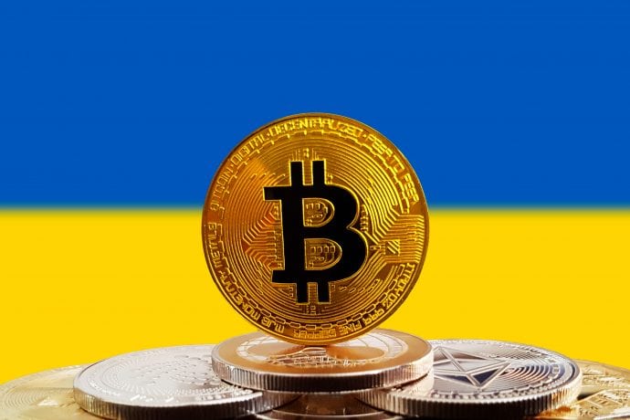 Bitcoin vor ukrainischer Flagge