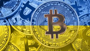 Bitcoin Münzen in Farben der ukrainischen Flagge