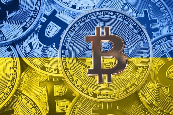 Bitcoin Münzen in Farben der ukrainischen Flagge