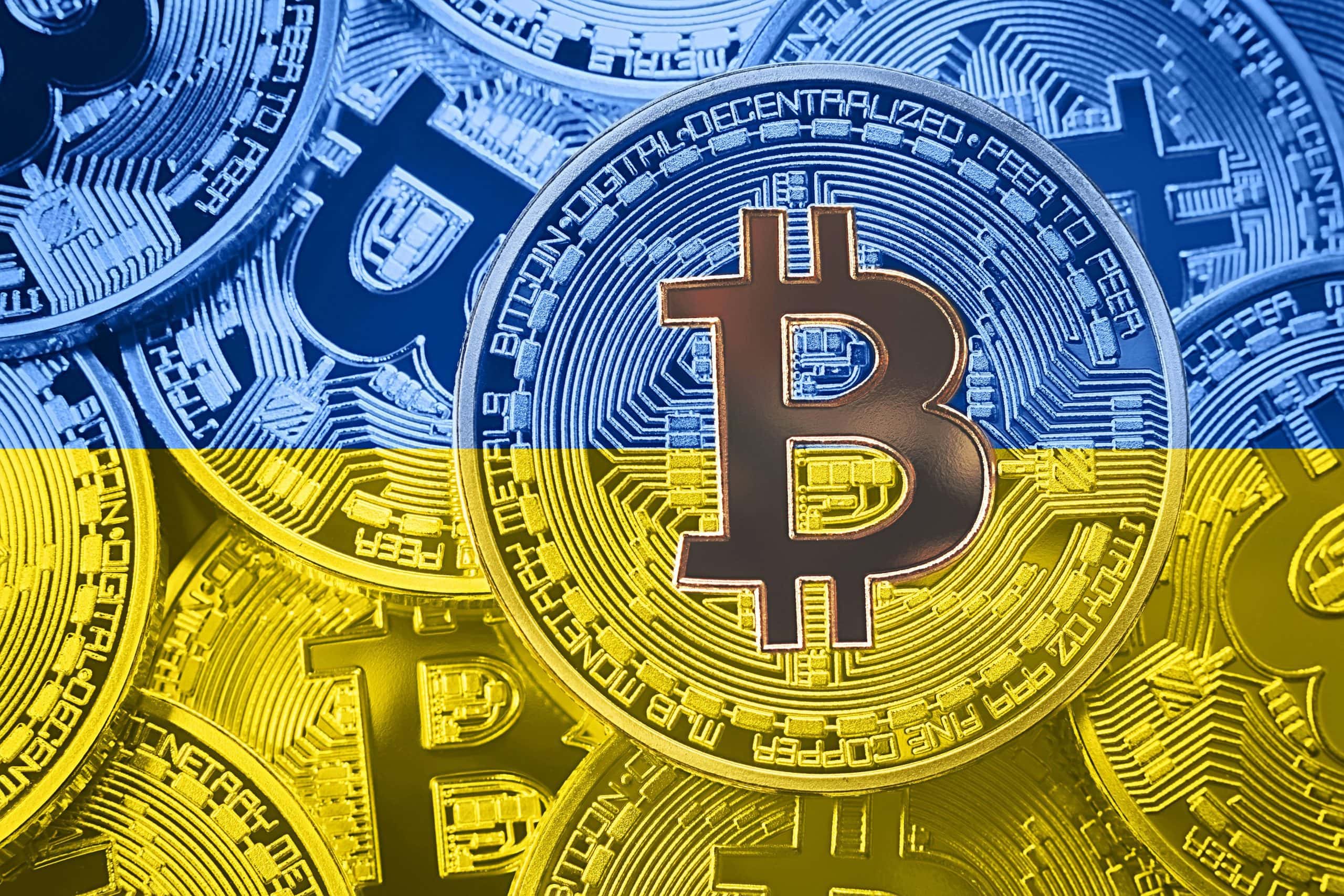 Bitcoin Münzen in Farben der ukrainischen Flagge