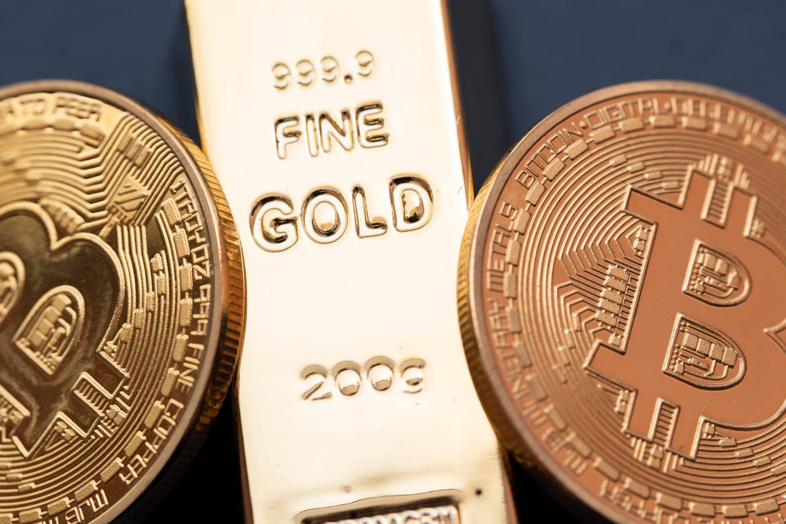 Gold-Barren und Bitcoin-Münzen