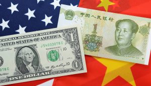 Dollar und Renminbi vor amerikanischer und chinesischer Flagge