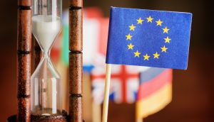 Sanduhr und Europäische Flagge