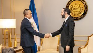 Changpeng Zhao und Präsident Bukele schütteln sich die Hand