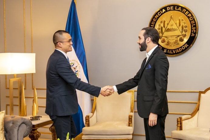 Changpeng Zhao und Präsident Bukele schütteln sich die Hand