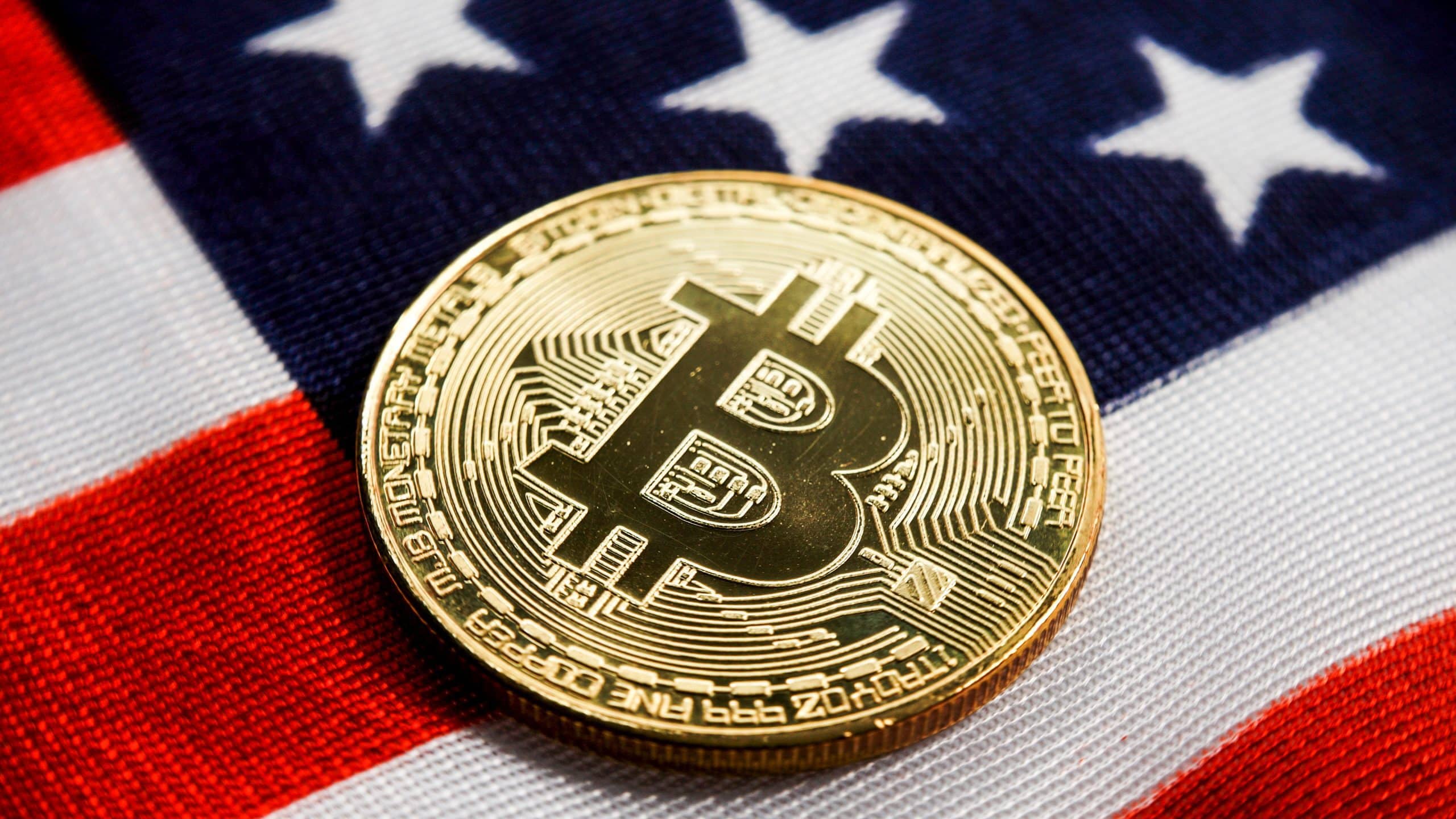 Bitcoin Münze auf USA Flagge