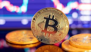 Bitcoin-Münze mit Charts im Hintergrund