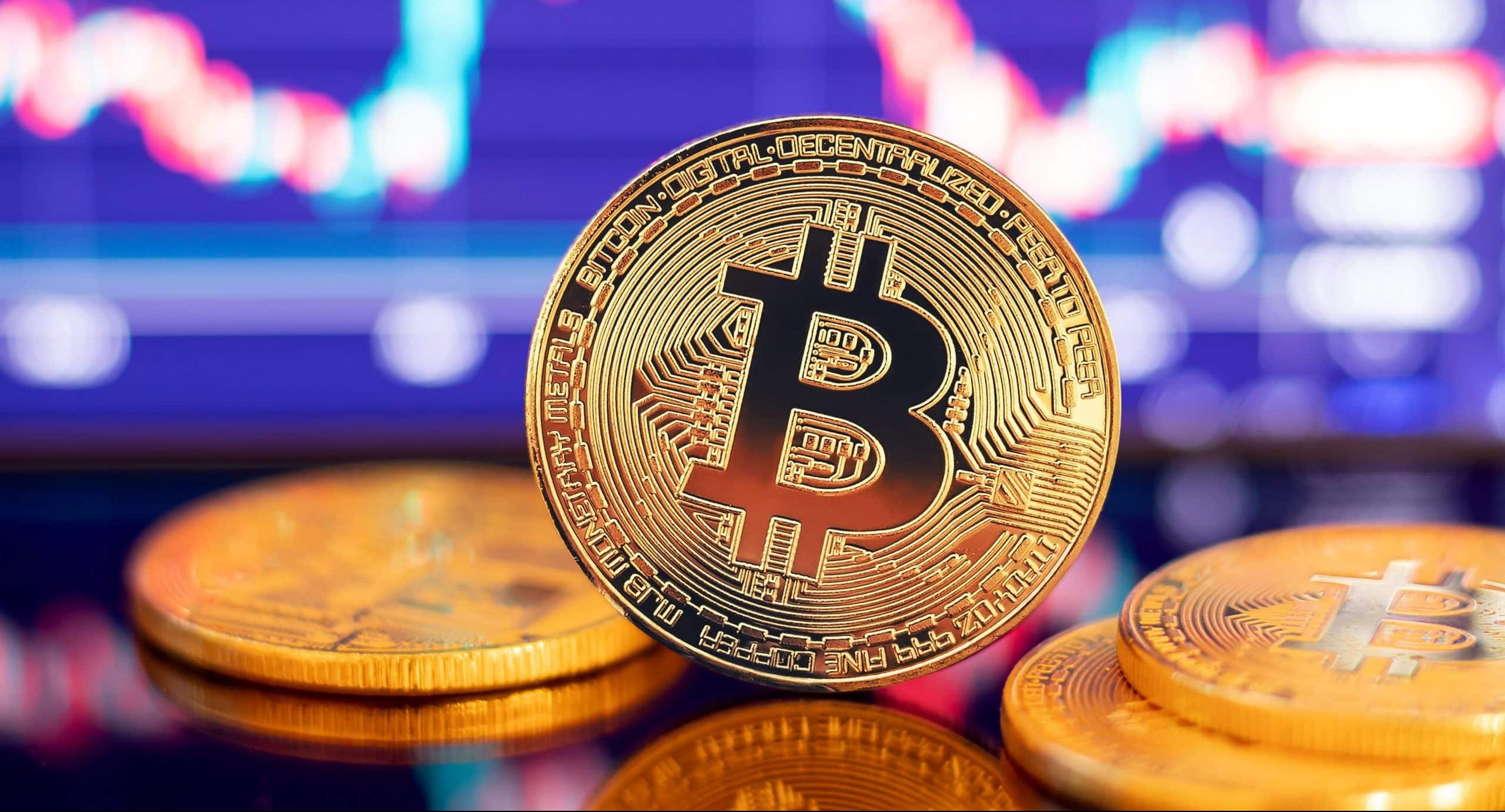 Bitcoin-Münze mit Charts im Hintergrund