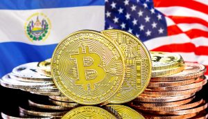 Bitcoin Münzen vor den Flaggen der USA und El Salvador