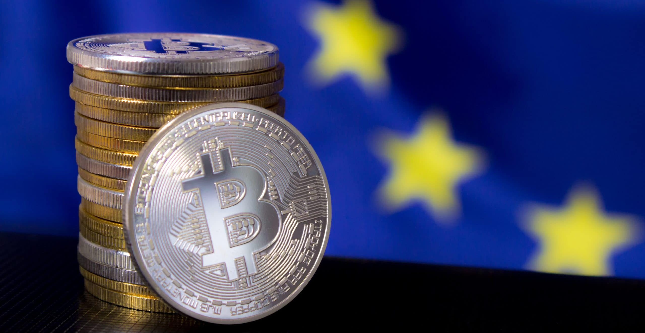 Bitcoin Münzen vor der EU-Flagge