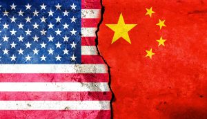 Chinesische und US-Flagge