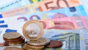 Euro Scheine und Münzen