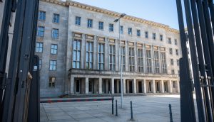 Das Tor zum Bundesministerium in Berlin.