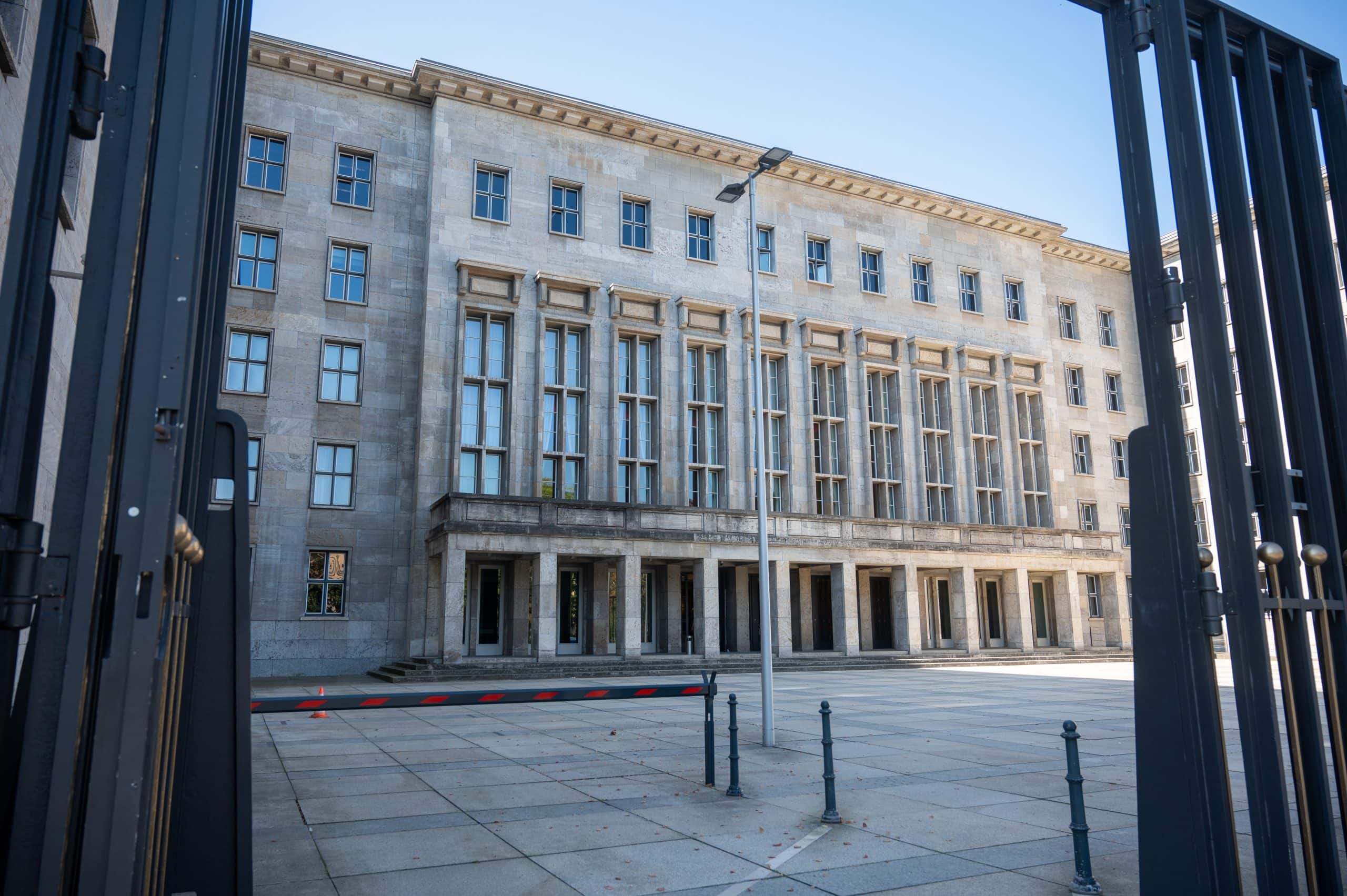 Das Tor zum Bundesministerium in Berlin.