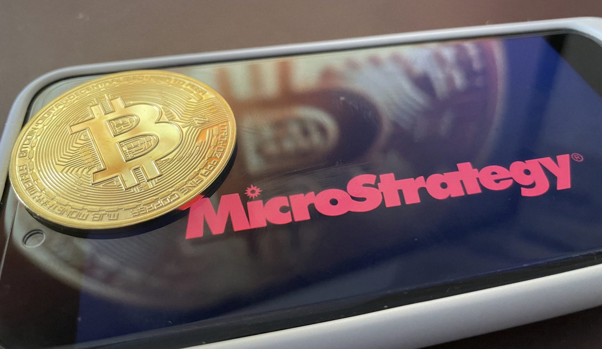 MicroStrategy-Logo mit Bitcoin-Münze