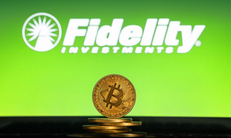 Fidelity Logo und Bitcoin-Münze