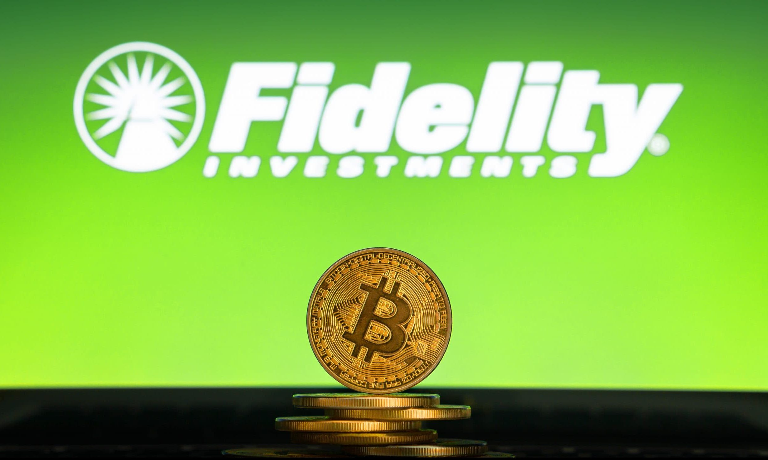 Fidelity Logo und Bitcoin-Münze