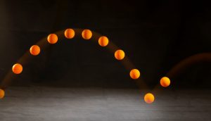 orangene bälle, bilden eine welle, ähnlich einem bitcoin chart
