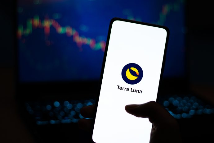 Terra-Logo auf einem Smartphone