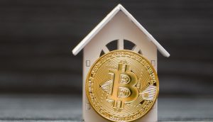 Bitcoin vor einem Haus