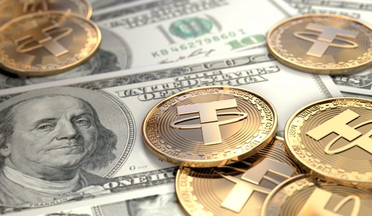 Tether-Münze auf einem Dollar-Schein