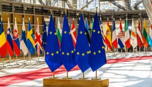EU-Flaggen vor Flaggen der Mitgliedsstaaten.