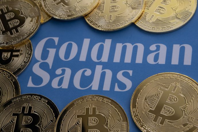 Goldman Sachs Logo umringt von Bitcoin-Münzen