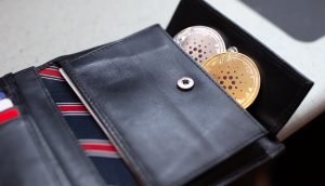 Cardano (ADA) in einer Brieftasche.