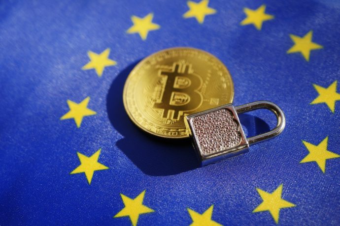 Bitcoin mit Vorhängeschloss auf EU-Flagge.