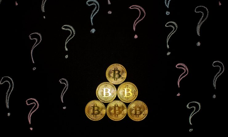 Bitcoin-Münzen auf einer Tafel