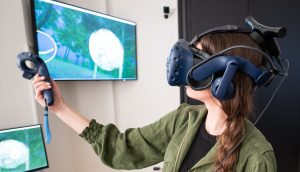 Frau mit VR-Brille erkundet das Metaverse