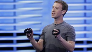 Meta-CEO Mark Zuckerberg hält zwei Controller in der Hand.