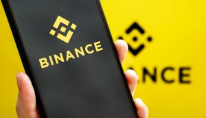 Binance-Logo auf einem Smartphone