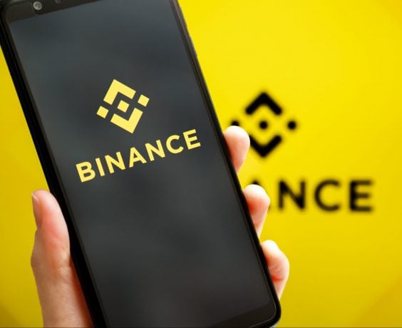 Binance-Logo auf einem Smartphone