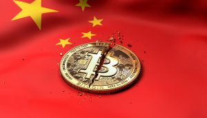 zerbrochener Bitcoin auf Chinaflagge