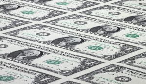 Geld das gedruckt wird und zu Inflation führt, us-dollar-scheine