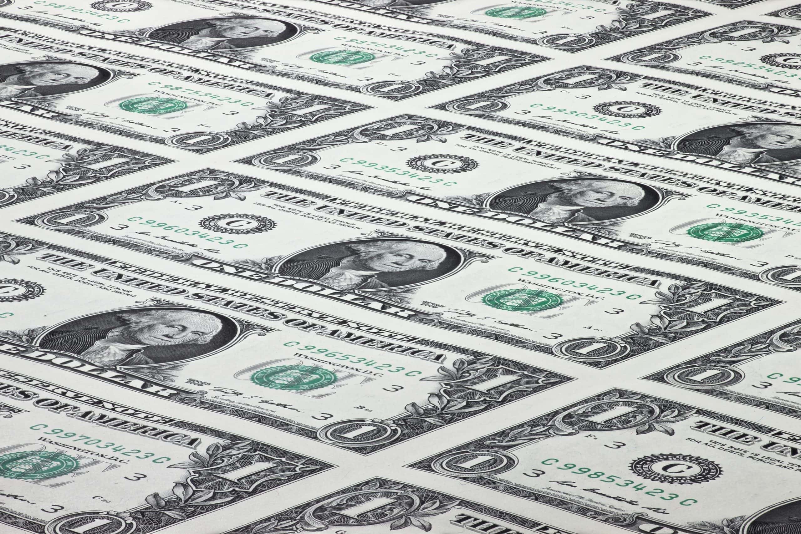 Geld das gedruckt wird und zu Inflation führt, us-dollar-scheine