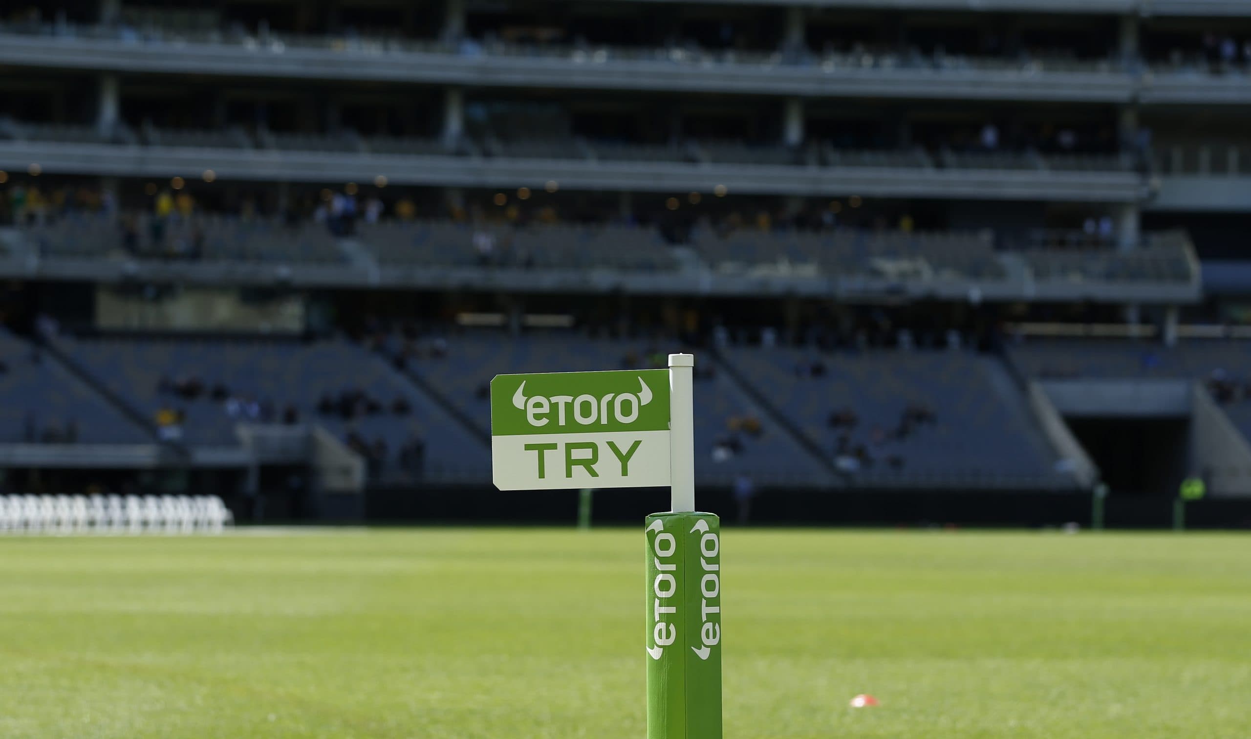 eToro Logo auf einer Eckfahne in einem fast leeren Stadion.