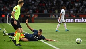 PSG-Fußballer Mbappé auf dem Rasen.